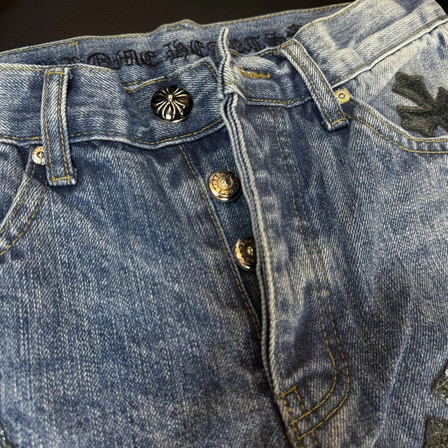 P280 💰Model number: D293 Chrome Hearts Chrome Hearts leather jeans Size: 28, 30, 32, 34, 36 (S-XXL) Color: blue Size reference: Pants length 100 102 104 106 106 Waist 72 76 80 84 88 Recommended weight S (about 110 pounds) M (about 140 pounds) L (about 140 pounds) XL (about 165 pounds) XXL (about 185 pounds)